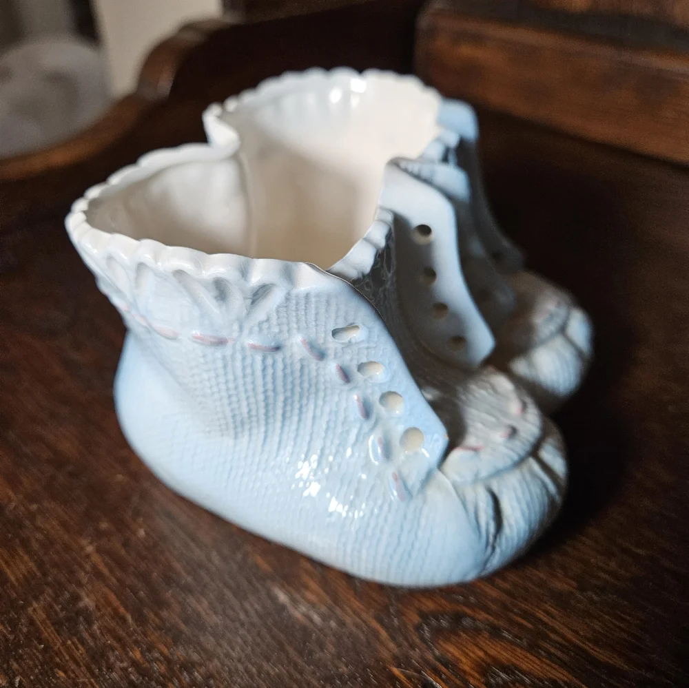 Vintage Inarco Ceramic Baby Shoe Planter .